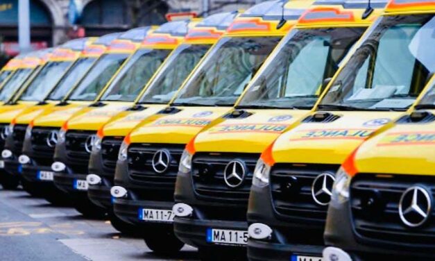 Őrjöngve támadt a segítségére siető mentősökre a részeg férfi