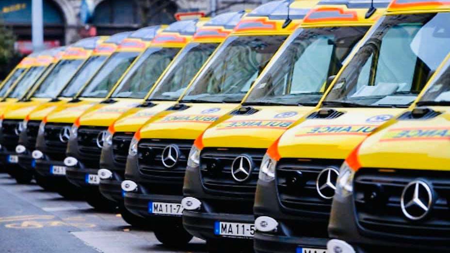 Őrjöngve támadt a segítségére siető mentősökre a részeg férfi