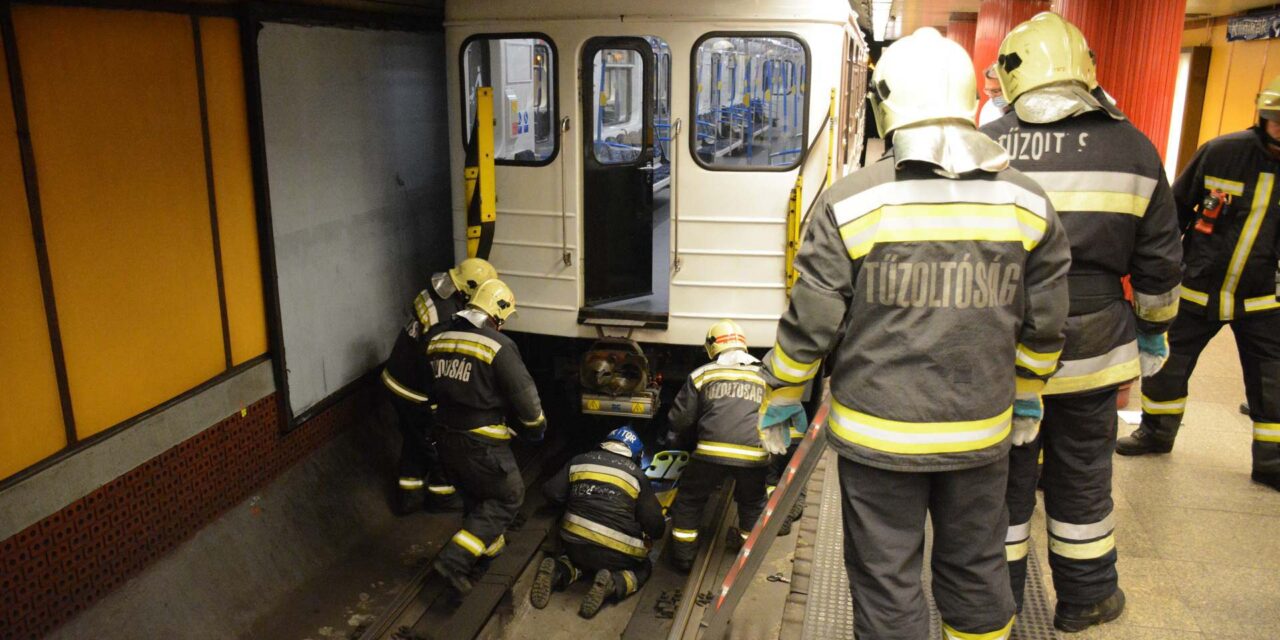 „Gyöngyösi utcánál a pláza oldalán beugrott valaki. Sajnos pont láttam” – elgázolt egy embert a metró Budapesten, a Duna Plázánál