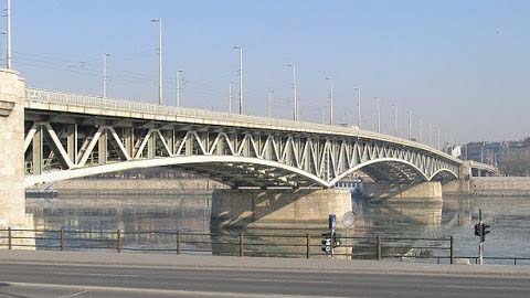 Egy 51 éves nőt találtak a Budapesten a Dunában, rendőrök húzták ki a partra