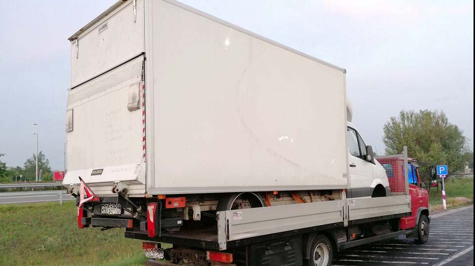 Idióta sofőr: teherautó platóján szállított egy kerekek nélküli teherautót
