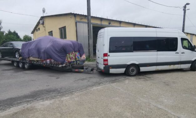 Négy tonnányi túlsúllyal közlekedő horrorkaravánt kaptak el a rendőrök