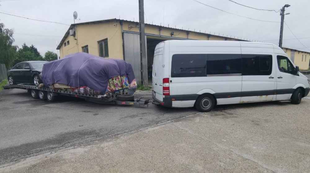 Négy tonnányi túlsúllyal közlekedő horrorkaravánt kaptak el a rendőrök