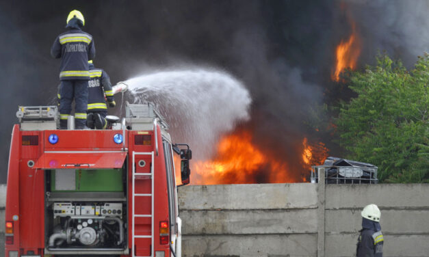 Módosítanák a KRESZ-t a tűzoltók, még akkor is durva büntetést kaphatnak az autósok, ha a kijelölt helyen parkolnak