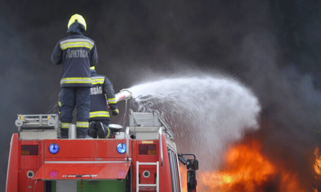 Tűz van egy idősotthonban, menekítik a lakókat