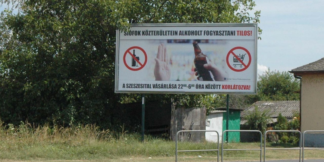 Óriásplakátokon hívják fel a figyelmet Siófokon a hamarosan induló alkoholstopra.