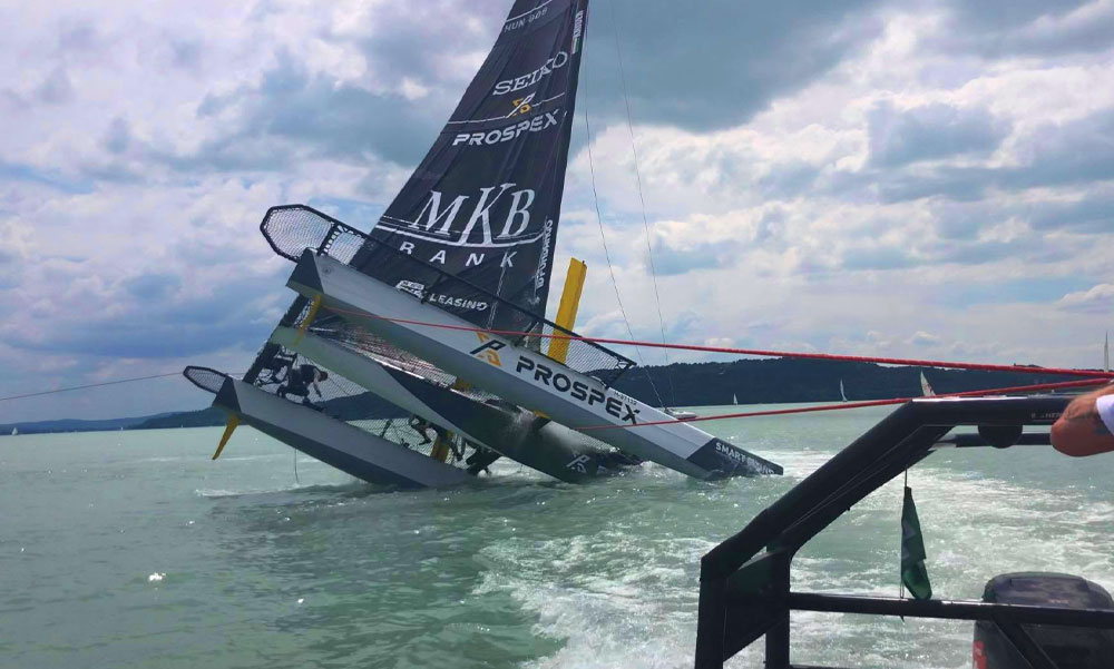 Felborult egy katamarán a Balatonon, 6-an voltak a fedélzeten