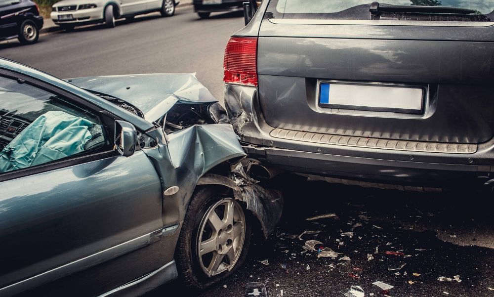Frontálisan ütközött két autó Dabas közelében, egy ember a helyszínen meghalt