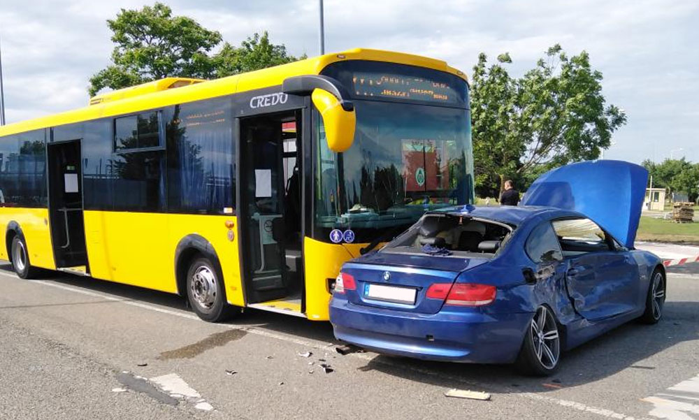 Odavágott a sport BMW-nek a Volánbusz és a teherautó