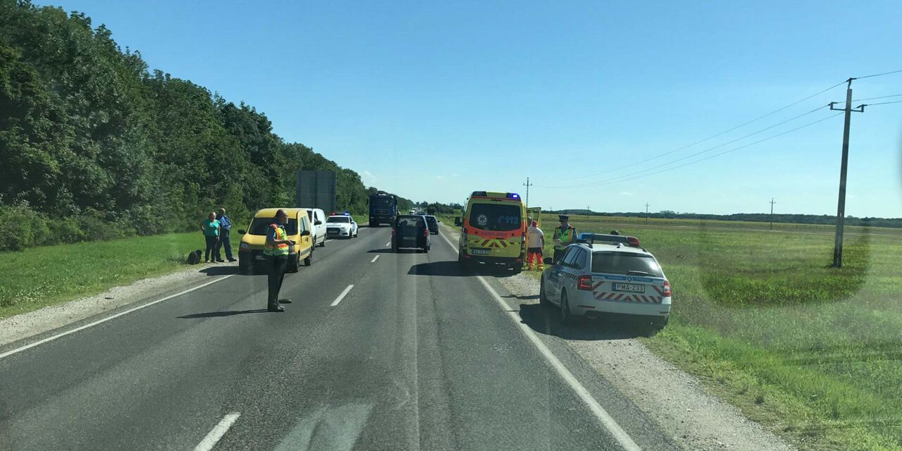 Baleset Mezőkövesdnél, egy autó az árokban