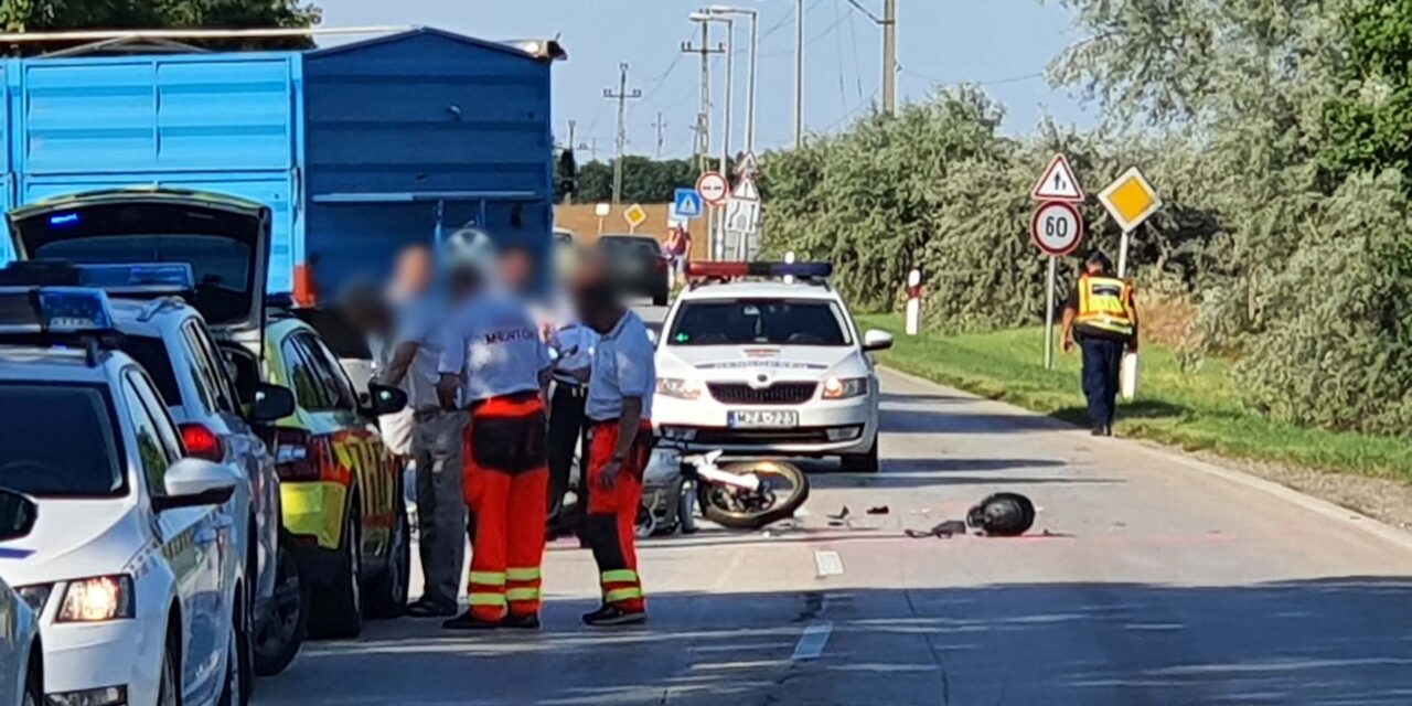 Meghalt egy motoros, miután traktorral ütközött a 7-es főúton