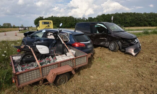 Kisbusz ütközött utánfutós személyautóval Zsiránál