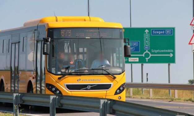 Rácsukta az ajtót egy gyerekre a buszsofőr, majd elhajtott – máshogy emlékeznek a történtekre az érintettek