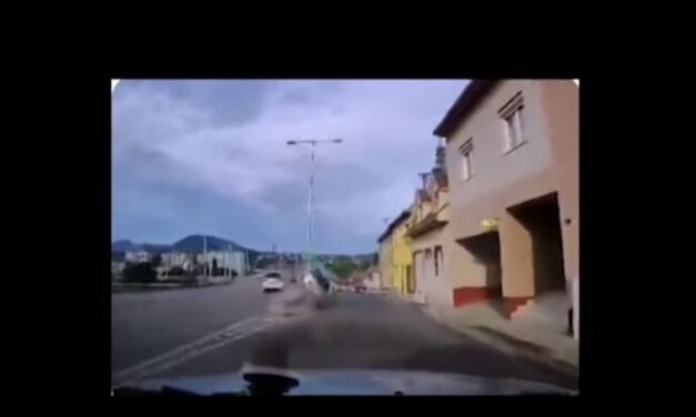 Brutális baleset Egerben: elválasztó betonnak csapódott, majd többször átpördült egy autó – videó