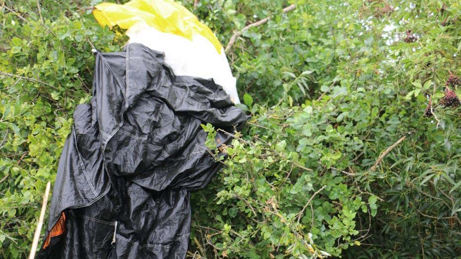 Drámai baleset a nyíregyházi repülőtérnél: nagy erővel a földbe csapódott egy ejtőernyős!