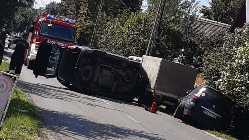 Felborult egy autó Péteriben