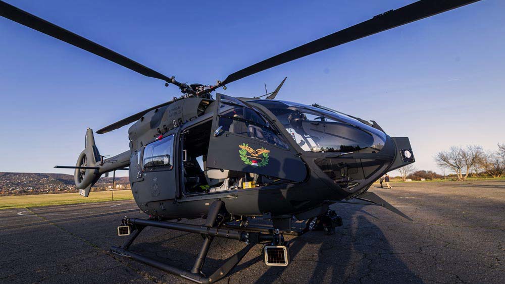 A mentőhelikopter szele miatt eshetett le a fáról a siklóernyős