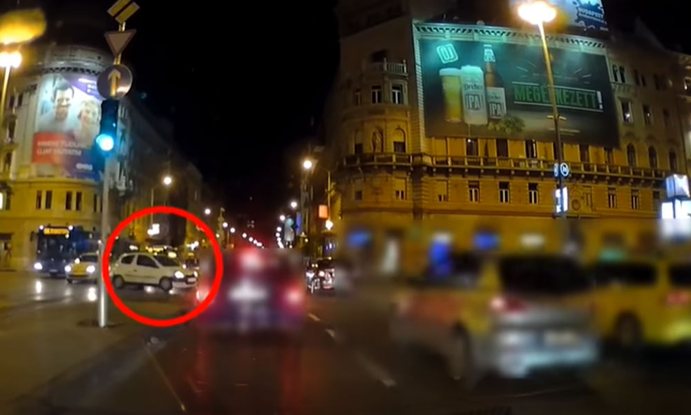 Majdnem tömegbalesetet okozott a Budapesten egy piroson áthajtó autós