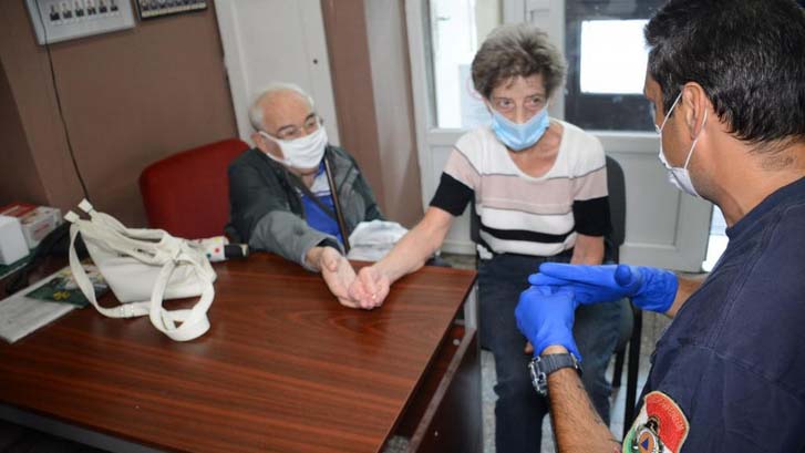 A tűzoltók húzták le Panni néni újjáról a 62 évvel ezelőtt felhúzott jegygyűrűket