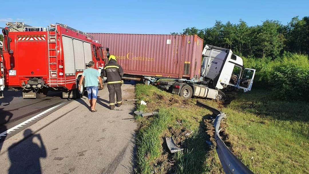 Baleset, Kamion az árokban az M5-ös autópályán a Szeged felé vezető oldalon
