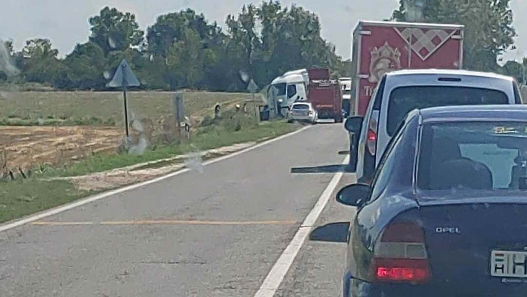 Baleset Kecskeméten, kamion foglalja el az utat