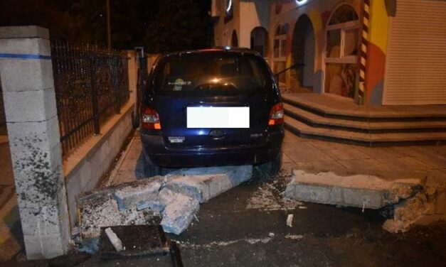 Kidöntötte egy ház kerítését és az udvarban állt meg részeg autós