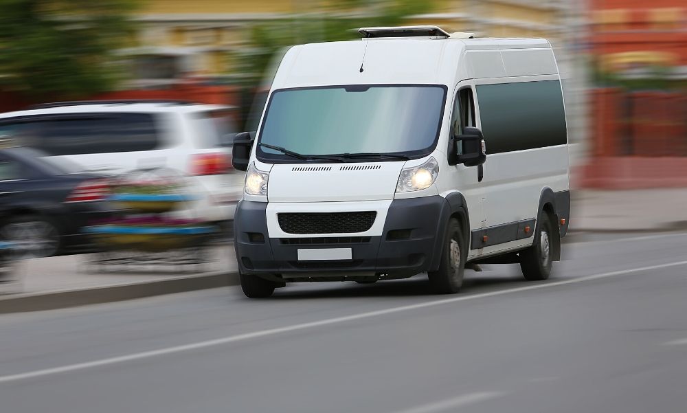 Vontató ütközött kisbusszal, többen megsérültek