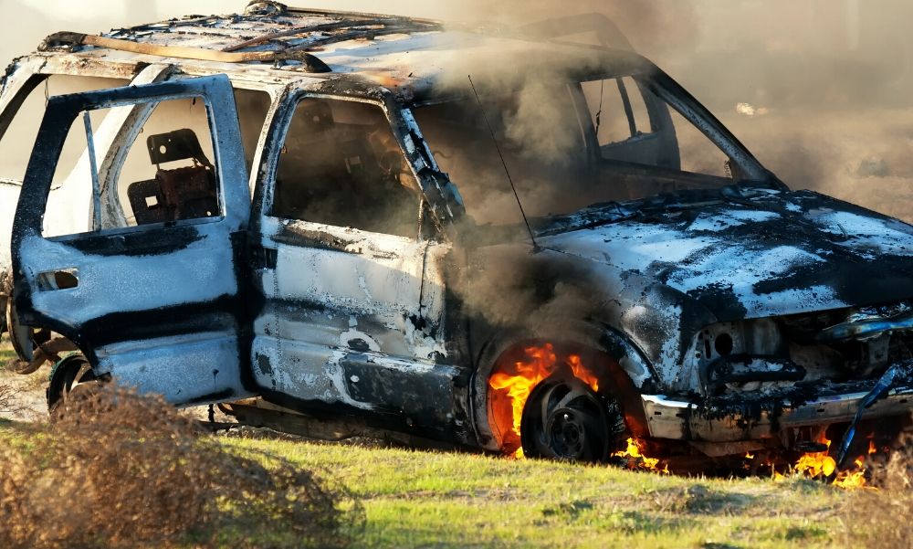 Kigyulladt egy autó a 7-es főúton