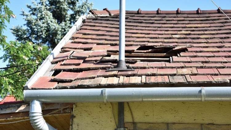 A tetőn keresztül ment italt lopni a kocsmába