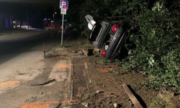 Járdaszigetre hajtott, majd ledózerolt egy telefonfülkét ez az autós Pest megyében – fotó