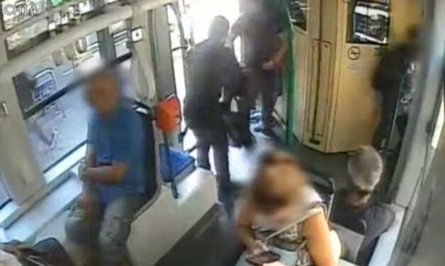 Megszökött a villamoson gyilkoló férfiaknak segítő nő