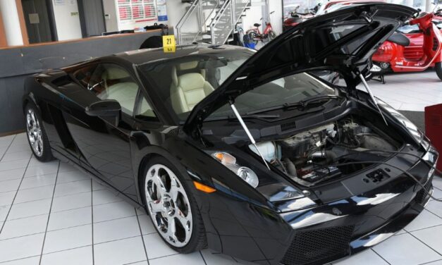 Lopott luxusautókkal kereskedett: Így buktatták le – videó