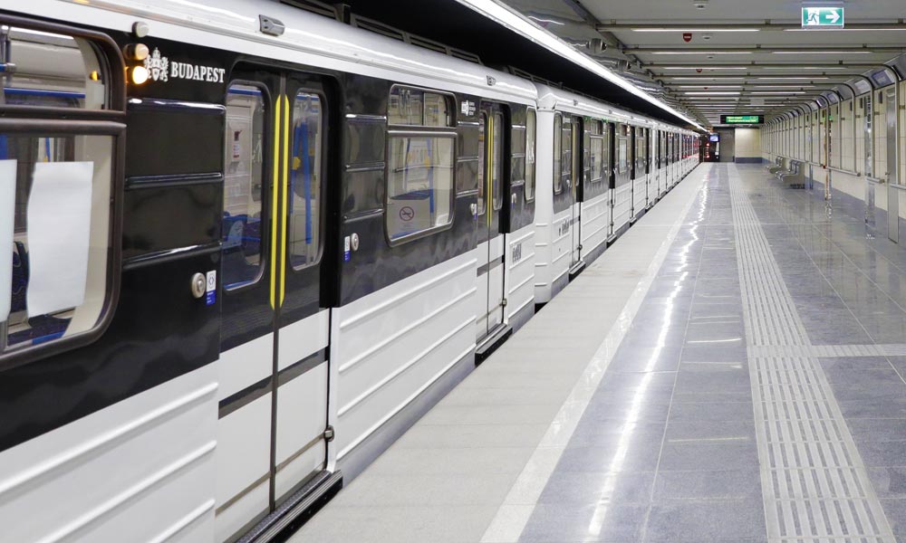 Az alagút fogságában: leállt a 4-es metró, 20-25 perces gyaloglással kellett kijönniük az embereknek a felszínre