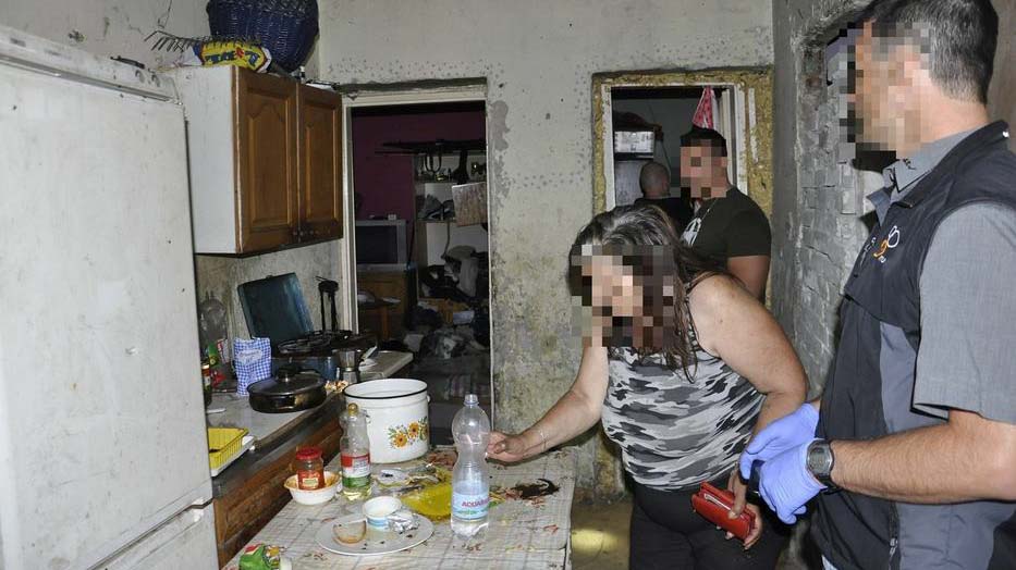 Rémes dolgot műveltek a szülők 4 kiskorú gyermekükkel, a nagymama pedig bíztatta őket