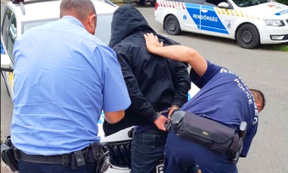 Rátámadt egy férfi egy rendőrnőre: a körzeti megbízottat a mentők kórházba szállították