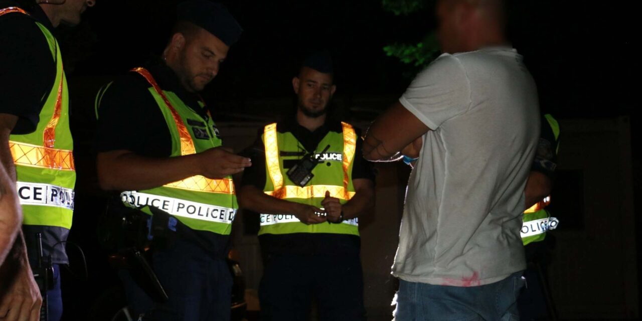 Razzia Siófokon: 100 rendőr csapott le a Balaton parti bulinegyedre