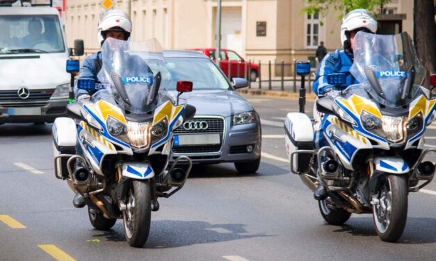 Motoros rendőrök kísérték haza sérült kisfiához az édesapát