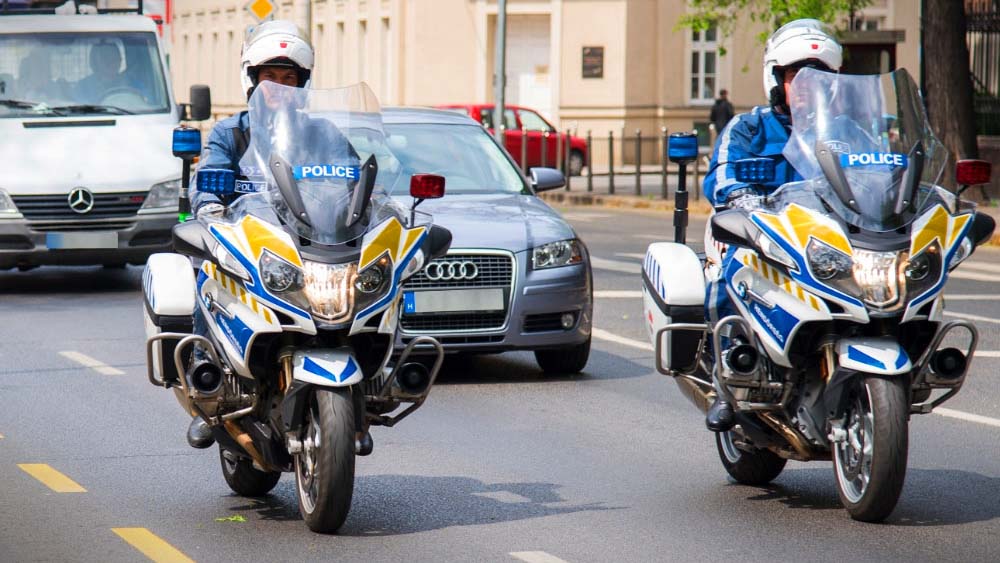 Motoros rendőrök kísérték haza sérült kisfiához az édesapát
