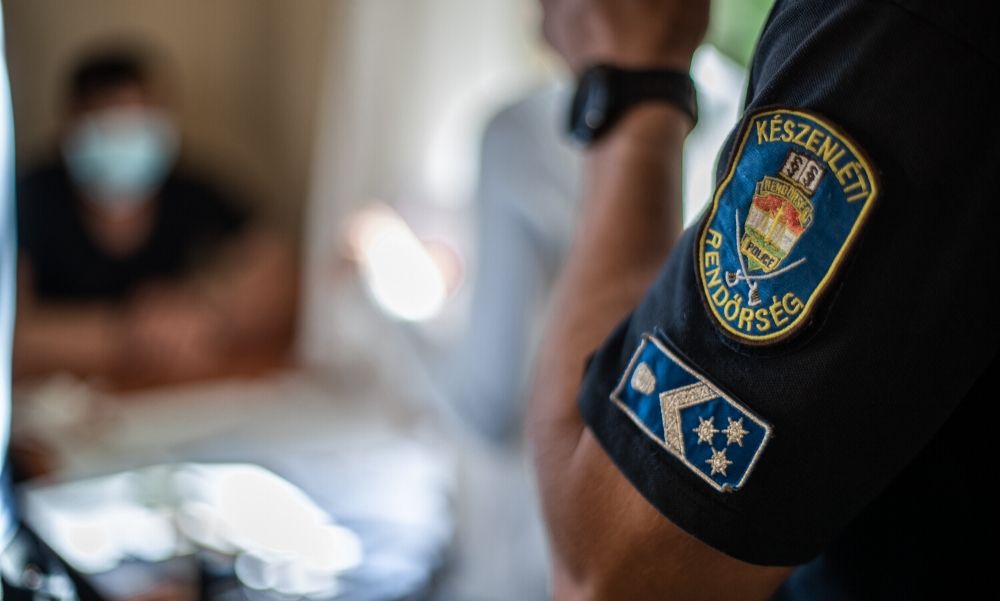 Így csaptak le a rendőrök arra a bűnbandára, akik éveken át kényszerítettek prostitúcióra egy fiatal lányt – videó