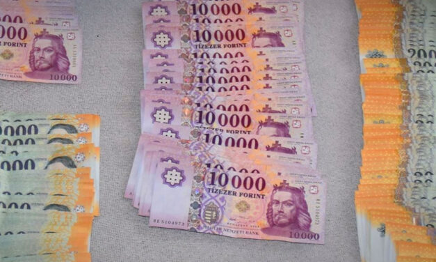 Milliomos lett a hajléktalan pár mert sok pénzt találtak egy lakásban, mindenki meglepődött