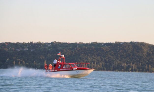 Részegen kenuzott gyermekével egy férfi a Tiszán