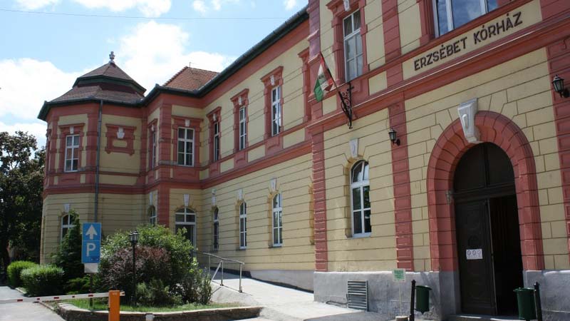 Undorító dolgot csinált egy begyógyszerezett beteggel a kórházi ápoló
