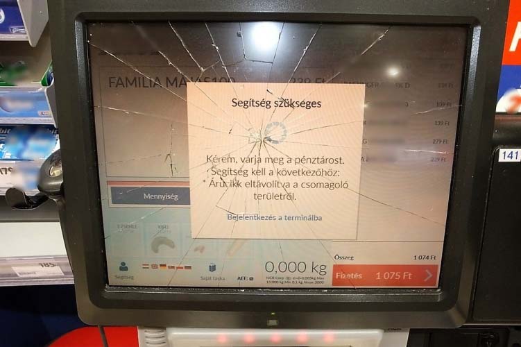 Szétverte az önkiszolgáló kasszát egy férfi Debrecenben, mert a gép apróba adta neki a visszajárót