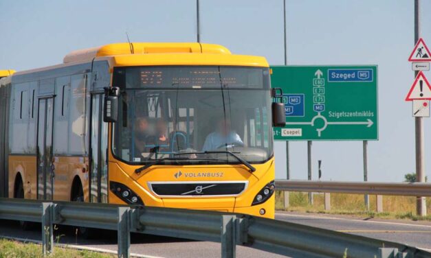 Rablás a buszmegállóban, verekedés a buszon: késsel fenyegette meg a fiatal rabló az utast