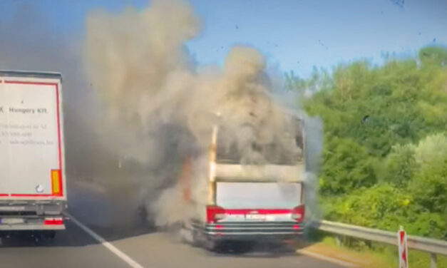 Rendőrök oltották el a lángoló kamiont