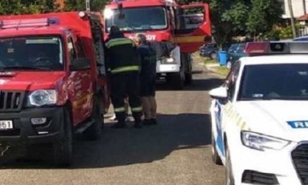 Rendőrök mentettek ki egy idős, sérült férfit az égő házból Gyálon.