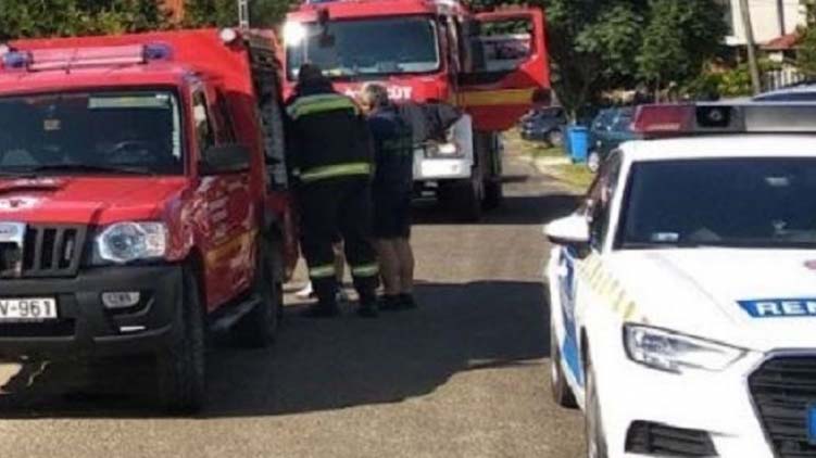 Rendőrök mentettek ki egy idős, sérült férfit az égő házból Gyálon.