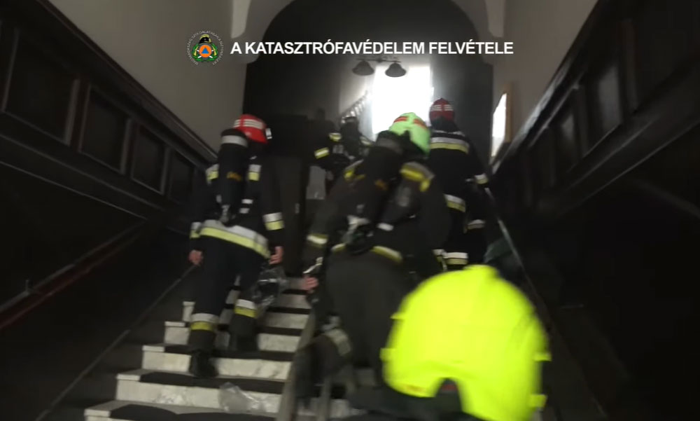 A tűzhelyen felejtett olajos edény gyulladt ki a konyhában, miközben egy fiatal nő aludt a lakásban