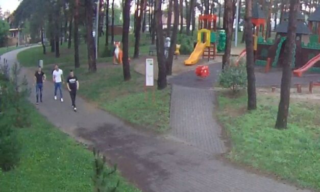 A képen látható három embert keresik a rendőrök, akik alaposan helyben hagytak egy férfit Nyíregyházán