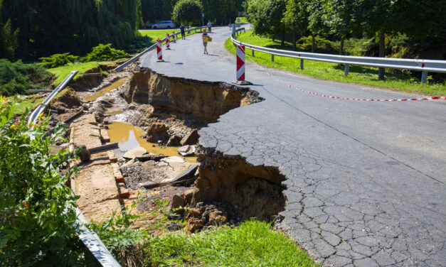 Ilyent még nem láttál! Beszakadt utak, levegőben lógó sínek, átszakadt gátak Somogyban és Zalában